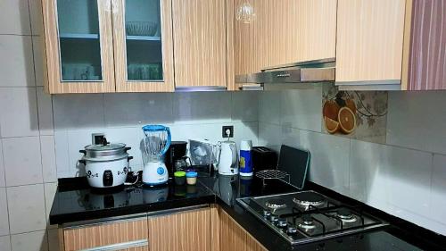 a kitchen with a counter top with a blender at Les Alizés Appartement meublé 2 in Toamasina