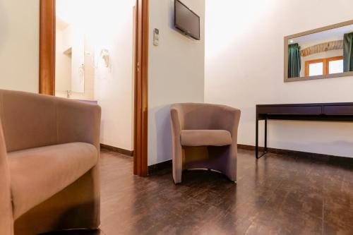 una sala de espera con una silla y un escritorio en Il Palazz8, en Iglesias