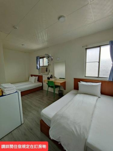 Кровать или кровати в номере Lu Zhou Hotel