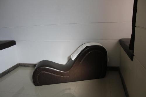 une chaise noire et blanche assise dans une pièce dans l'établissement Motel Dubái Ensenada, à Ensenada