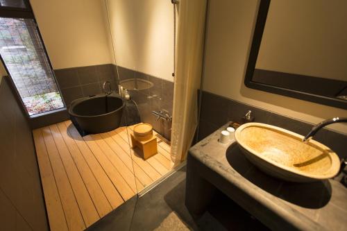 y baño con lavabo y bañera. en Shirafuji-an, en Kioto