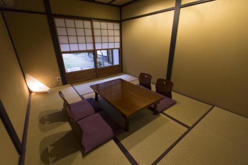 una vista aérea de una habitación con mesa y sillas en Shirafuji-an, en Kioto
