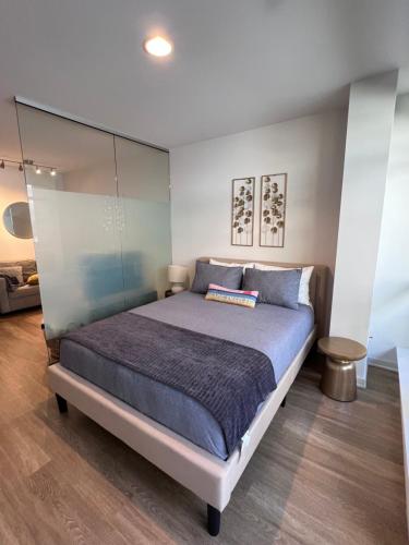 a bedroom with a large bed in a room at Cozy Santa Monica getaway steps to the beach Free Parking in Los Angeles