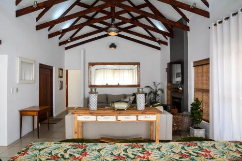 1 dormitorio con mesa de madera en una habitación en Farmhouse chic en Parys