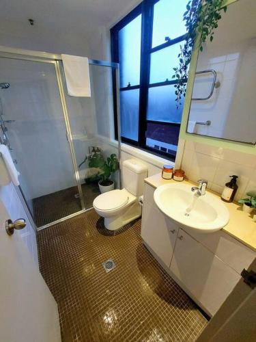 uma casa de banho com um WC, um lavatório e um chuveiro em Perfect and modern Studio, Broadway-Chippendale em Sydney