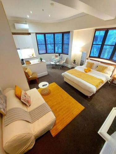 um quarto amplo com 2 camas e um sofá em Perfect and modern Studio, Broadway-Chippendale em Sydney