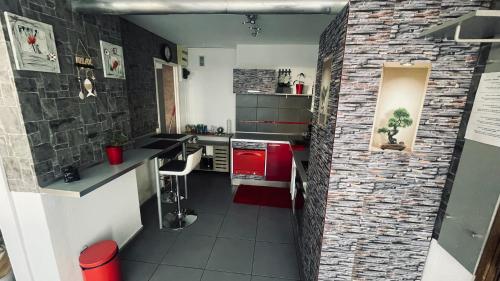 une petite cuisine avec un mur en briques dans l'établissement LES ESSARTS T2, à Bron