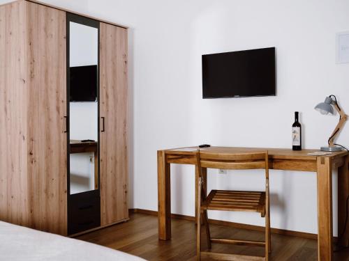 TV i/ili multimedijalni sistem u objektu Wine residence Kerman - eco-friendly apartment and rooms