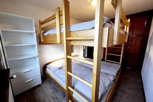 a bedroom with two bunk beds and a bed at "Petit flocon" Appartement au centre de Verbier in Verbier