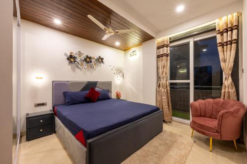 um quarto com uma cama, uma cadeira e uma janela em Rizell Alexis em Shimla