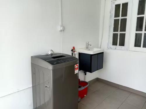 ミリにあるBS Home in Miri City - 3R2B Houseの小さなバスルーム(シンク、ゴミ箱付)