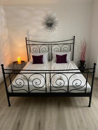 Posteľ alebo postele v izbe v ubytovaní Royal Residence