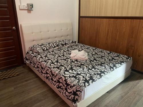 a small bed with a black and white blanket at Mama's Chalet Pulau Perhentian Besar in Perhentian Island