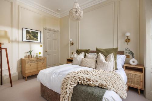 Cama ou camas em um quarto em NEWLY RENOVATED Georgian Ground Floor Luxury Apt - Sleeps 6