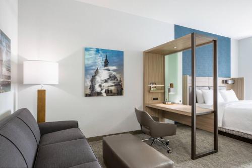 Postel nebo postele na pokoji v ubytování SpringHill Suites St. Paul Downtown