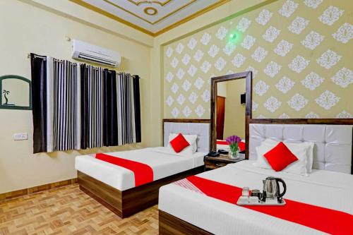 Voodi või voodid majutusasutuse Collection O Hotel Shivam Palace toas