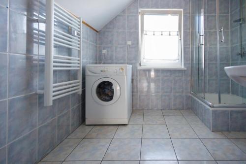 ロビにあるHoliday home Jarzębinowaのバスルーム(洗濯機、シンク付)