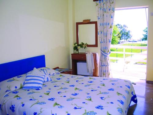 Un pat sau paturi într-o cameră la Hotel Florakis