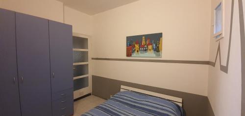 a bedroom with a bed and a painting on the wall at Palazzina al Lingotto in Turin