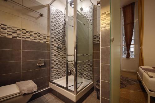 un bagno con doccia e WC di Nik rooms a Genova