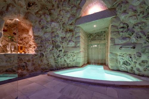 Villa piscina trullo vasca riscaldata 5 bagni m580