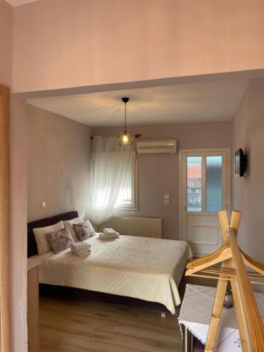 ein Schlafzimmer mit einem großen Bett und einem Fenster in der Unterkunft Agapi in Orma