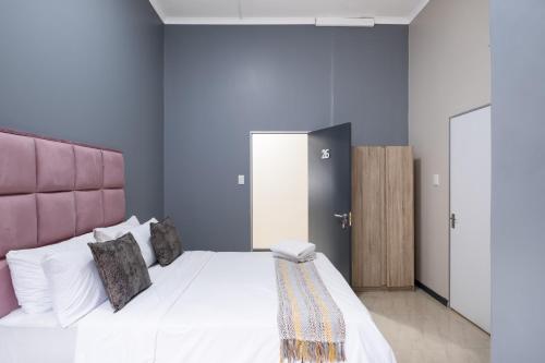 Katil atau katil-katil dalam bilik di Cape palm royal guest house