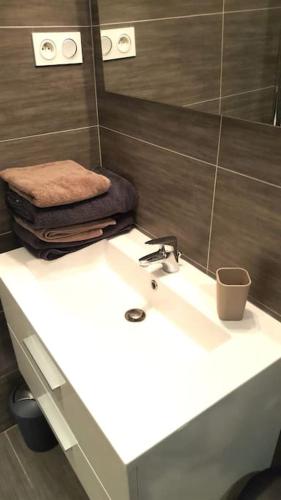 une salle de bain avec un lavabo blanc et un miroir dans l'établissement Ravissant studio au coeur du Vieil Antibes, à Antibes