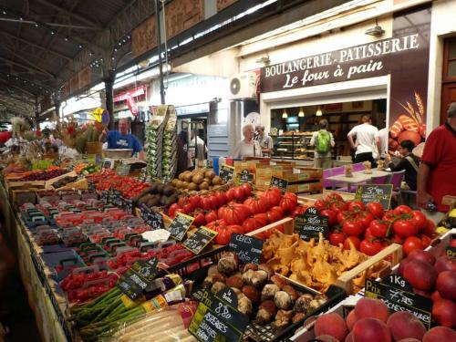 un marché présentant une variété de fruits et légumes dans l'établissement Ravissant studio au coeur du Vieil Antibes, à Antibes