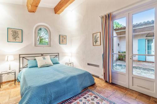 une chambre avec un lit et une fenêtre dans l'établissement Villa élégante à Ramatuelle + Piscine, à Ramatuelle