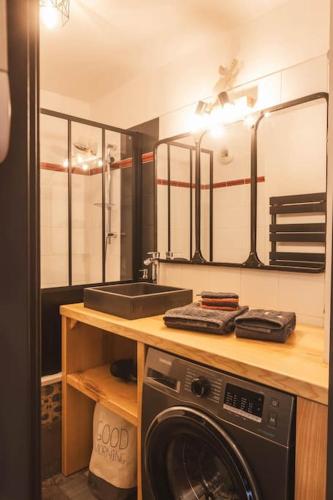 - une buanderie avec un lave-linge sur un comptoir en bois dans l'établissement Le Rioumajou 3 - T3bis - Proche télécabine - Accès piscine intérieure à proximité, à Saint-Lary-Soulan