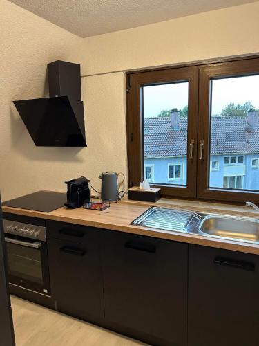 uma cozinha com um lavatório e uma bancada em K-Business-Apartments em Oberesslingen