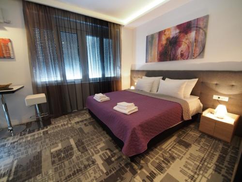 Un pat sau paturi într-o cameră la Decanska Apartments