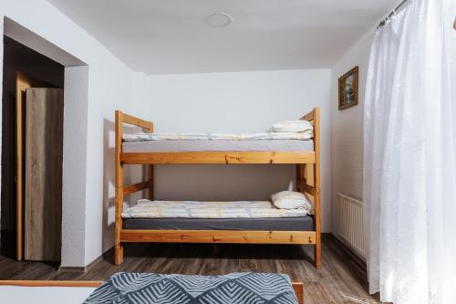 Katil dua tingkat atau katil-katil dua tingkat dalam bilik di Vineyard Paradise Senica