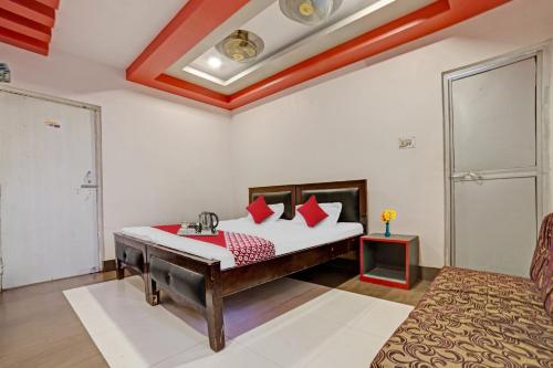 Tempat tidur dalam kamar di OYO Flagship Hotel Royal Inn
