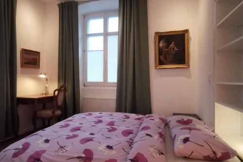 a bedroom with a bed and a window at 3,5 Z-Wohnung, 2 Schlafzimmer für 4 Personen, 30 Min Zürich in Klettgau