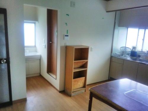 una cucina con un piccolo armadio al centro di una stanza di Kōnotori no sato no yado - Vacation STAY 11102 a Kōnosu