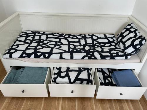 a bunk bed in a room with drawers at Cosy new Apartment 3min to VIC/Uno-City and Danube in Vienna