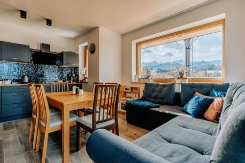 uma sala de estar com um sofá e uma mesa em Mountain Base - Dom Hrabiego em Zakopane