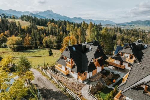 een luchtfoto van een huis in de bergen bij Mountain Base - Dom Hrabiego - AC in Zakopane