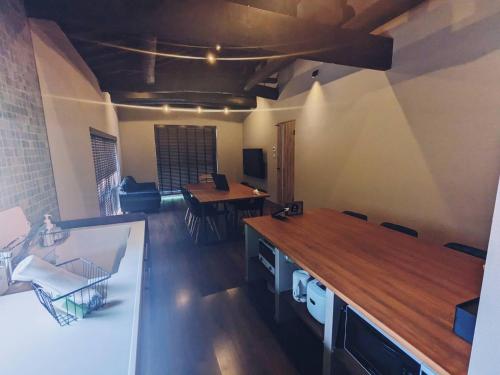 a room with a kitchen with a counter and a desk at LOOP-shiso 宍粟市BBQとサウナでととのう天空回廊にたたずむ貸別荘 in Shiso