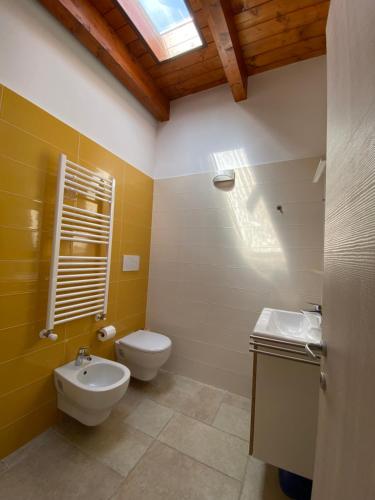 een badkamer met een toilet en een wastafel bij Il Giardino dei Limoni - Leporano Marina (TA) in Leporano Marina