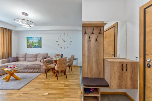 una sala de estar con un sofá y una mesa en Apartman Milosavljević, en Zlatibor