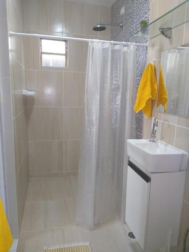 a bathroom with a shower curtain and a sink at Hospede-se no IPSEP , em Recife , próximo ao Aeroporto Internacional dos Guararapes in Recife