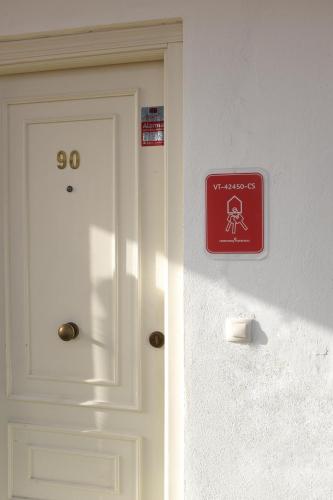uma porta branca com um sinal ao lado em Hs-VICTORIA APARTMENT em Altura