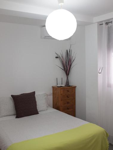 um quarto com uma cama com um cobertor amarelo em Hs-VICTORIA APARTMENT em Altura