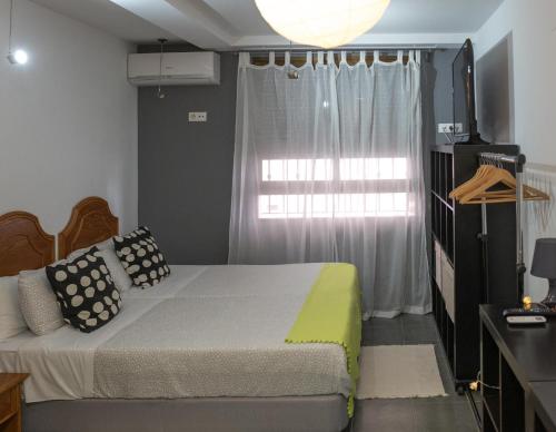 um quarto com uma cama e uma janela em Hs-VICTORIA APARTMENT em Altura