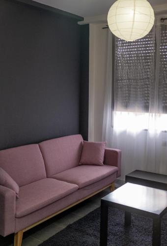 uma sala de estar com um sofá roxo e uma mesa em Hs-VICTORIA APARTMENT em Altura