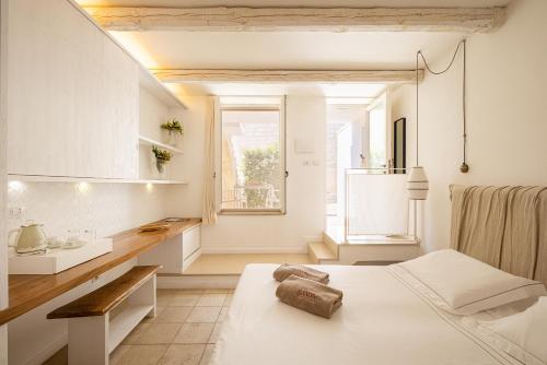 Camera bianca con letto e lavandino di Masseria Bandino & Spa a Otranto