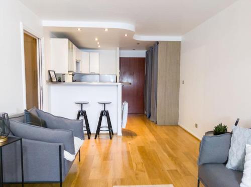 een woonkamer met 2 banken en een keuken bij Appartement entier à louer in Villiers-sur-Marne